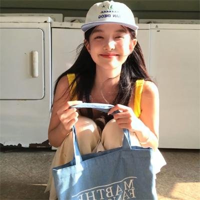 泳池怪诞